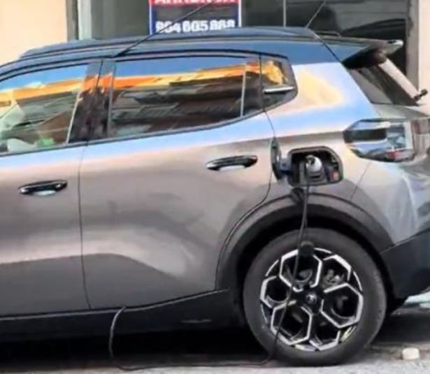 Έριξε μπαλαντέζα από τον 5ο όροφο για να φορτίσει το ηλεκτρικό ΙΧ του