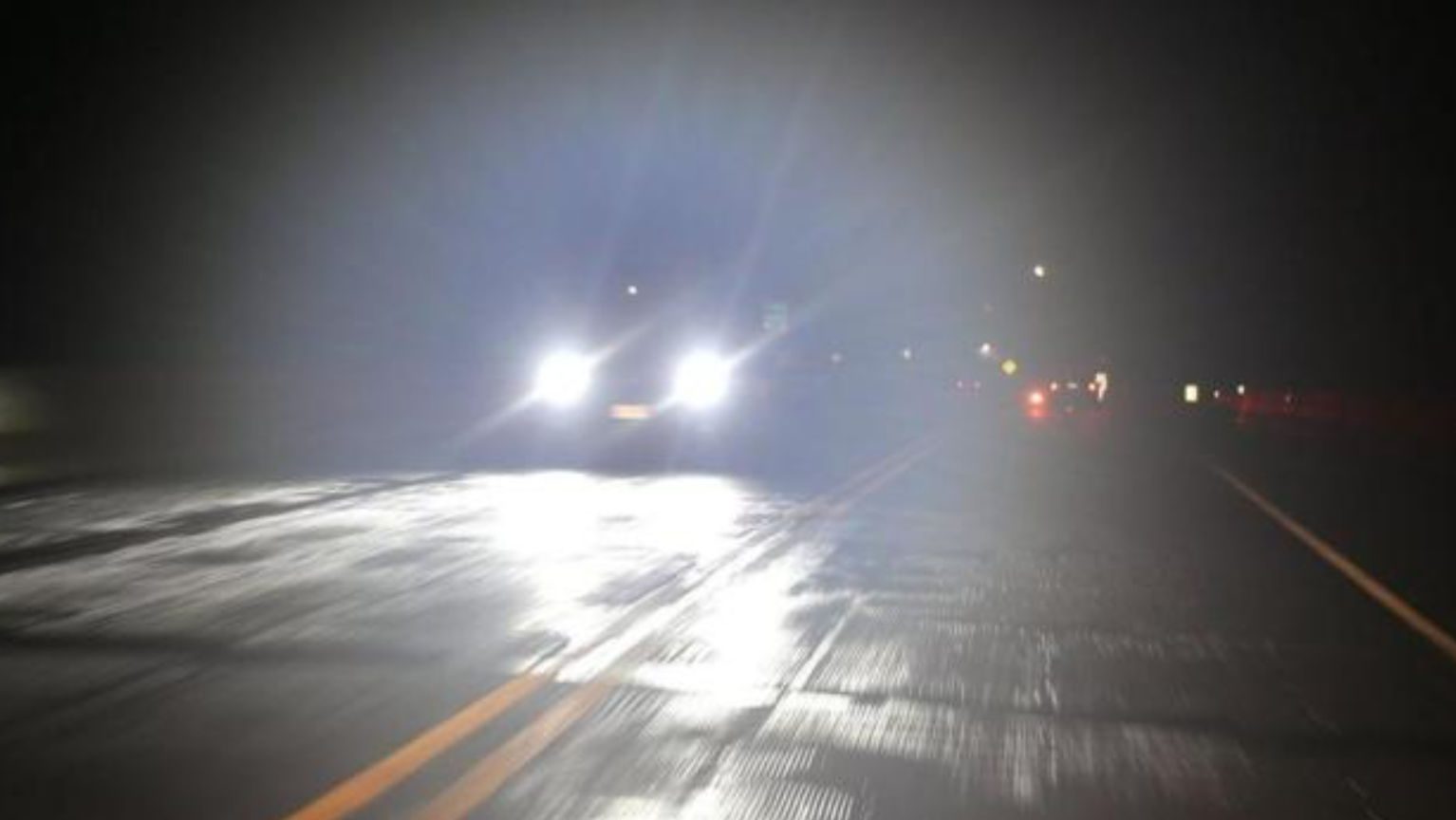 Αφαίρεση διπλώματος και βαρύ πρόστιμο: Το επικίνδυνο λάθος με τα φώτα πορείας τη νύχτα