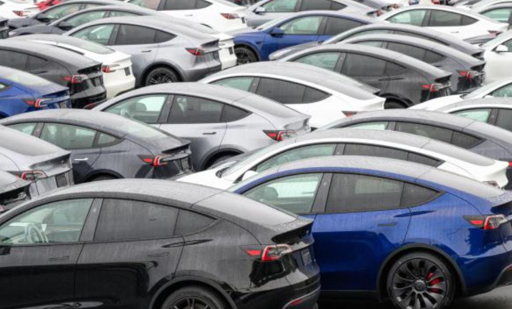 Χιλιάδες απούλητα αυτοκίνητα περιμένουν παρκαρισμένα – Ποιας εταιρείας είναι