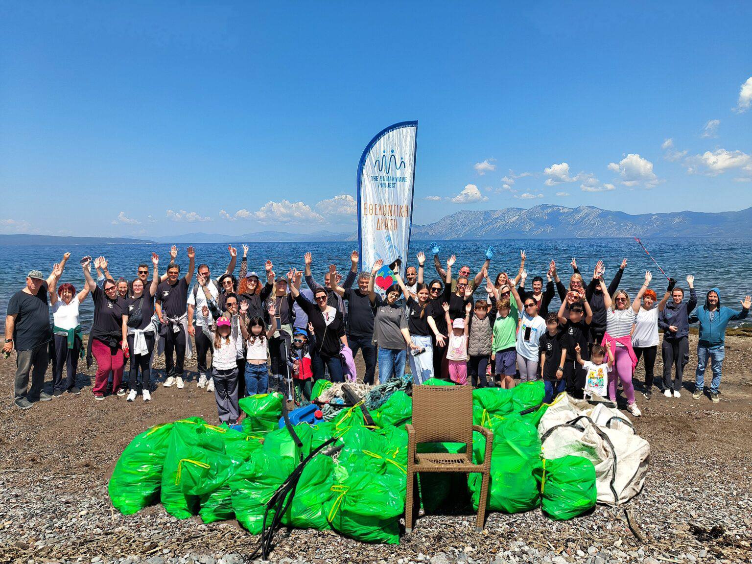 Εθελοντές έλαμψαν μια ολόκληρη παραλία στην Εύβοια