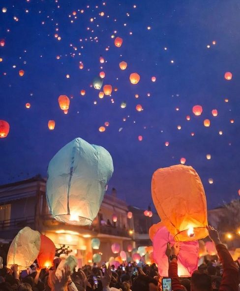 Αυτή η περιοχή της Εύβοιας «πλημμύρισε» από φαναράκια στον ουρανό