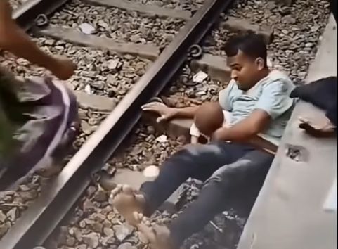 Βίντεο-σοκ: Πατέρας «Superman» προστατεύει το παιδί του που έπεσε στις ράγες ενώ περνά τρένο από πάνω τους