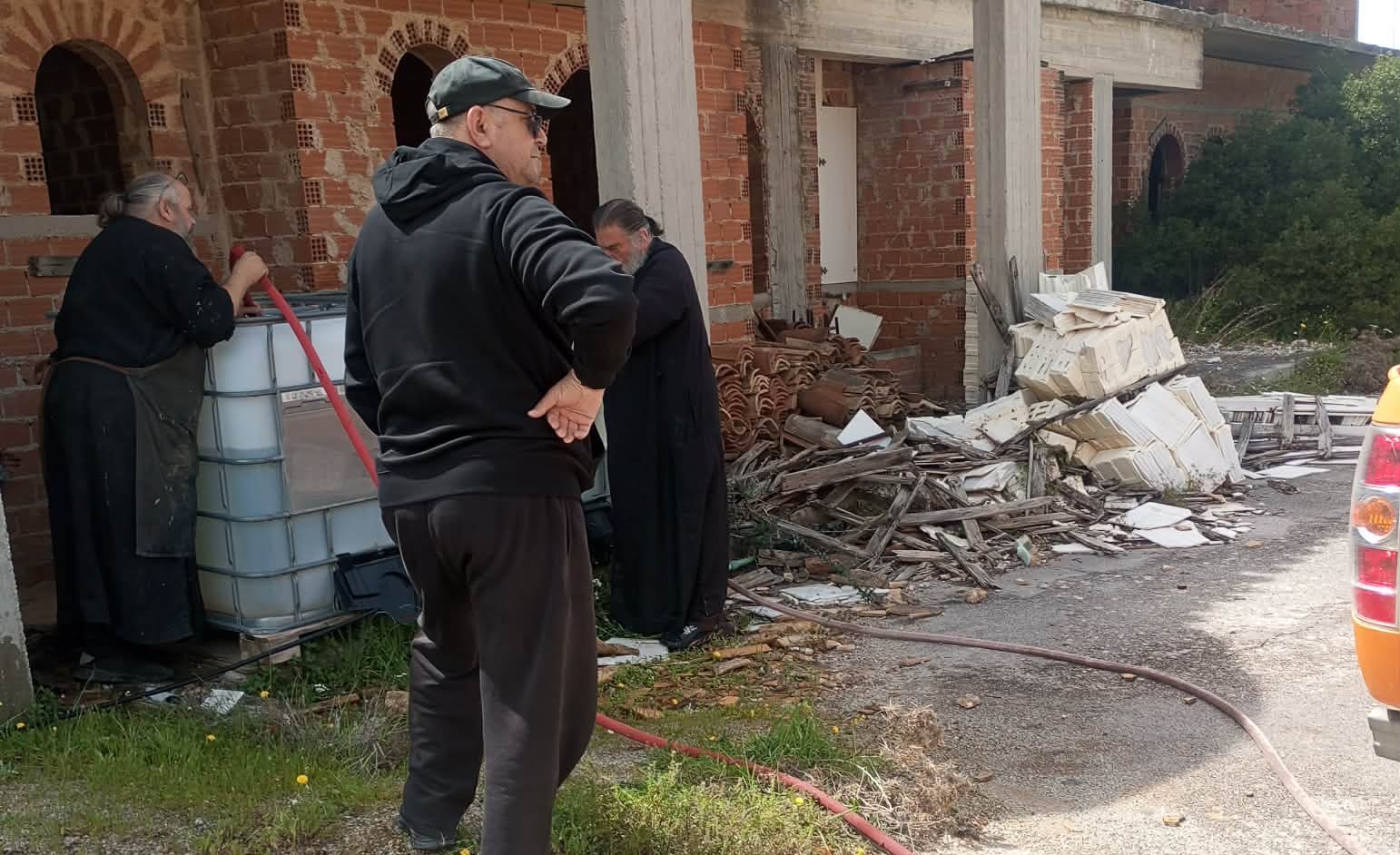 Εύβοια: Σημαντική βοήθεια των εθελοντών fetesclub 4×4 και Αμαρύνθια Άρτεμις σε Μοναστήρι