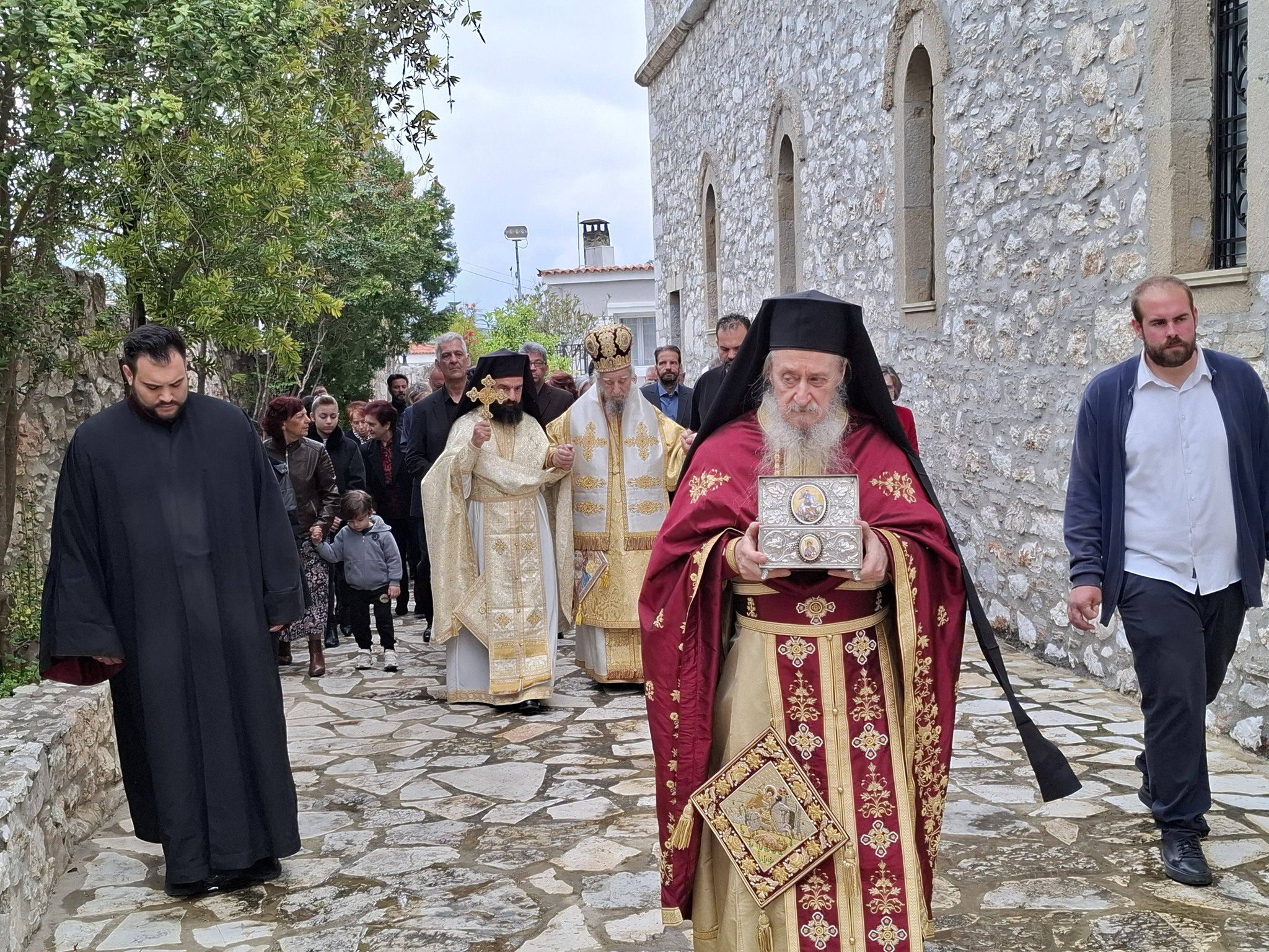 Περιφορά ιστορικής εικόνας του Αγίου Γεώργιου σε εκκλησία της Εύβοιας