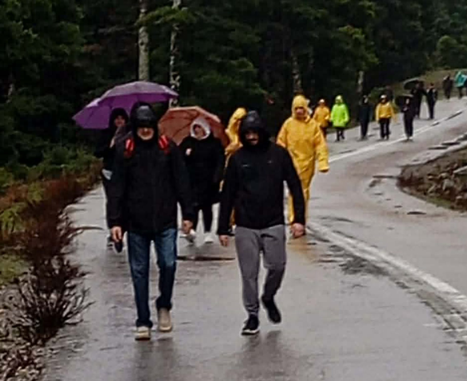 Κουβαλούσαν «θαυματουργή» εικόνα μέσα στη βροχή στην Εύβοια