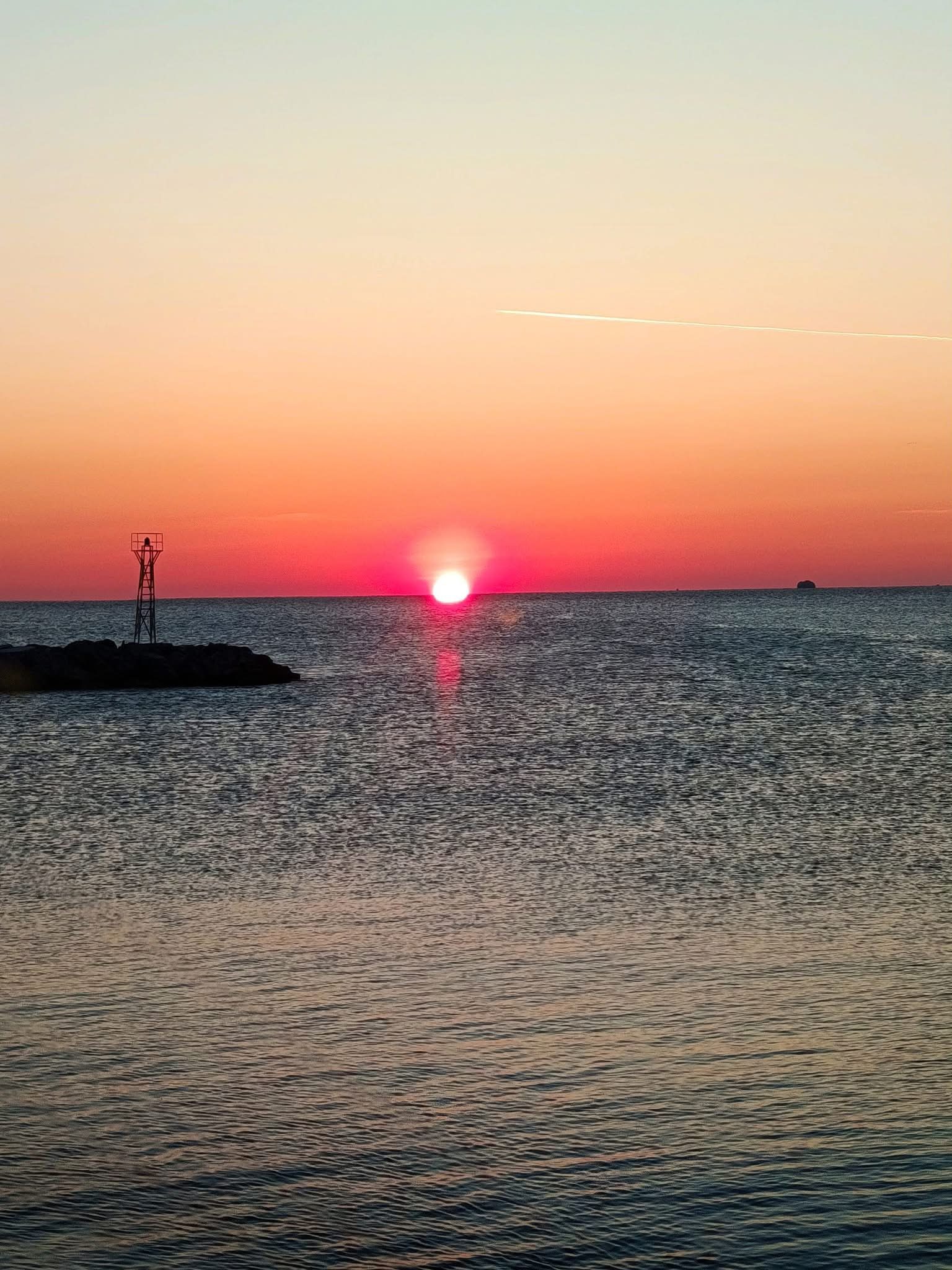 Μαγικό ηλιοβασίλεμα σε παραλία της Εύβοιας