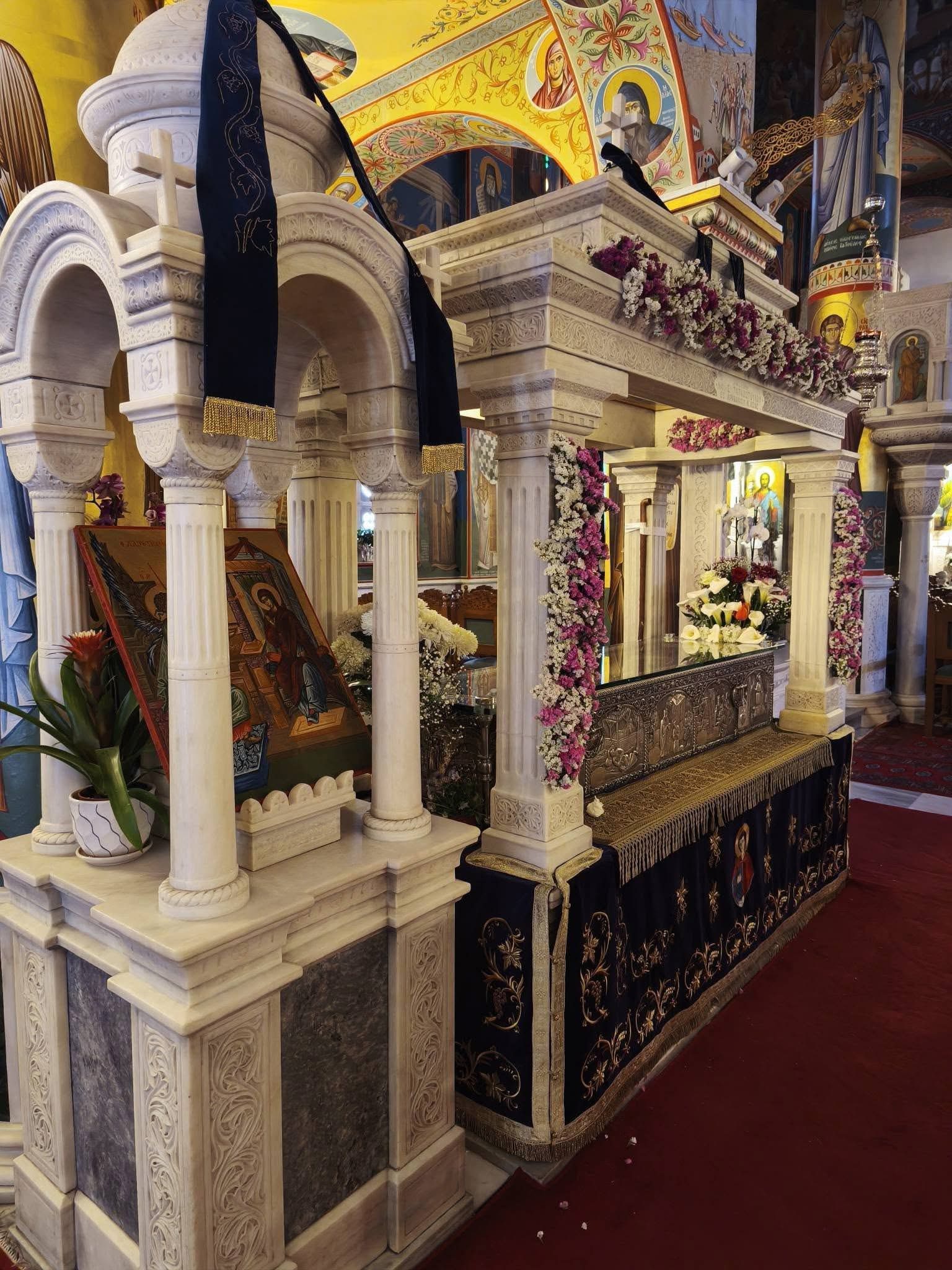 Πάσχα στην Εύβοια: Στόλισαν τον Άγιο Ιωάννη τον Ρώσσο – Εικόνες