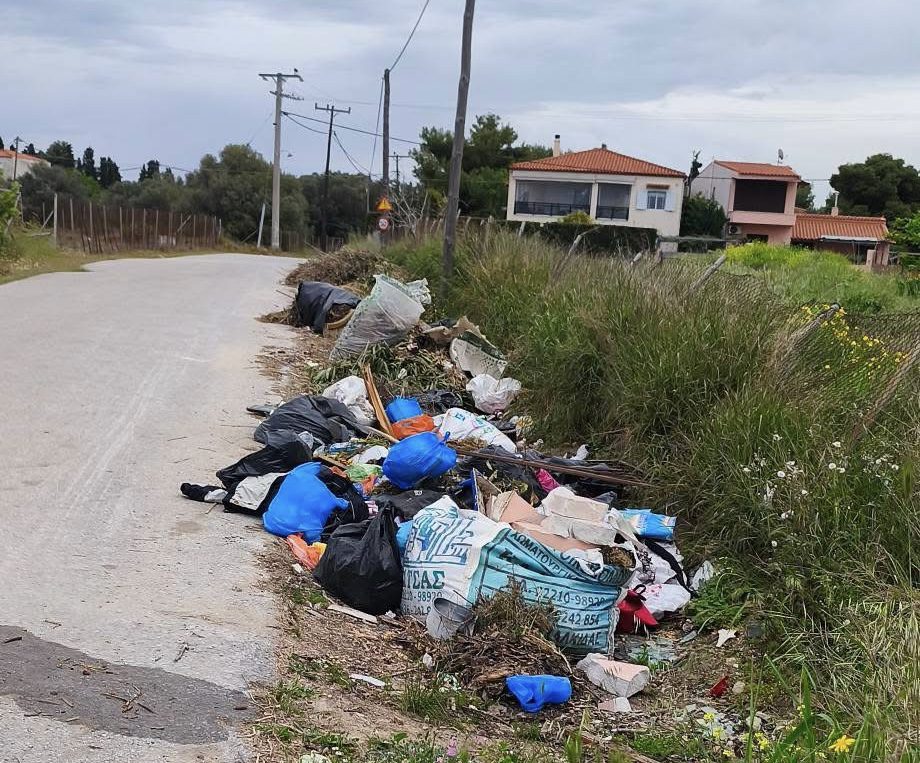 Εικόνες ντροπής στην Εύβοια: Πνίγεται στα σκουπίδια μια ολόκληρη περιοχή