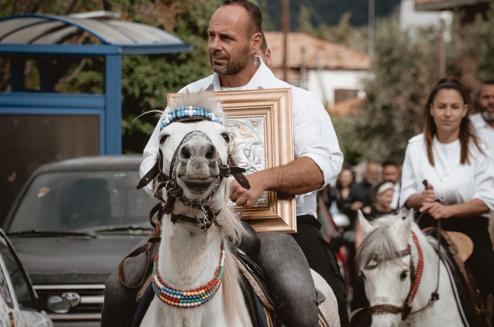 Με άλογα έβγαλαν την εικόνα του Αγίου Γεώργιου σε αυτή την περιοχή της Εύβοιας