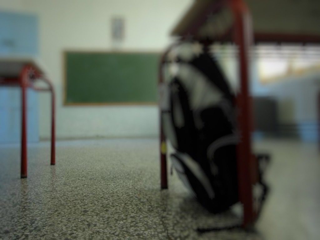 Σοβαρή καταγγελία στην Εύβοια: Φωτιστικό έπεσε από την οροφή εν ώρα μαθήματος, τραυματίστηκε μαθήτρια