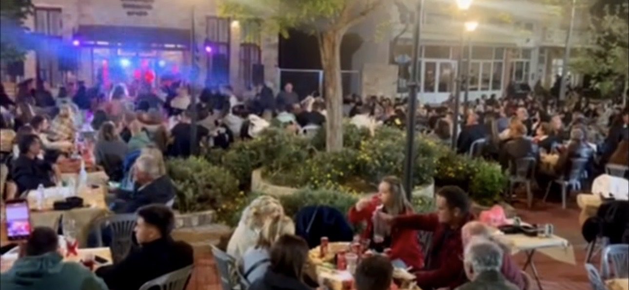 Χαμός σε πανηγύρι στην Εύβοια: Πλήθος κόσμου διασκέδασε σε κεντρική πλατεία