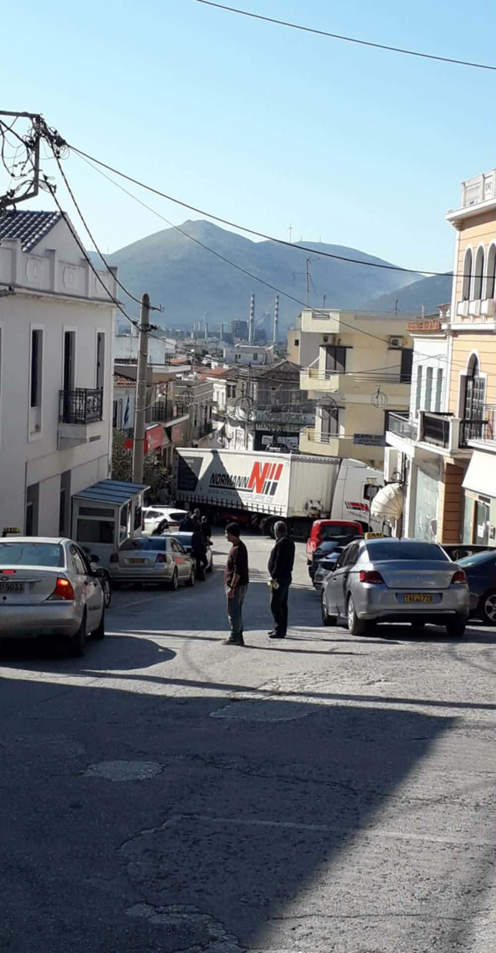 Νταλίκα εγκλωβίστηκε σε εμπορικό δρόμο της Εύβοιας και προκάλεσε χάος – Εικόνες