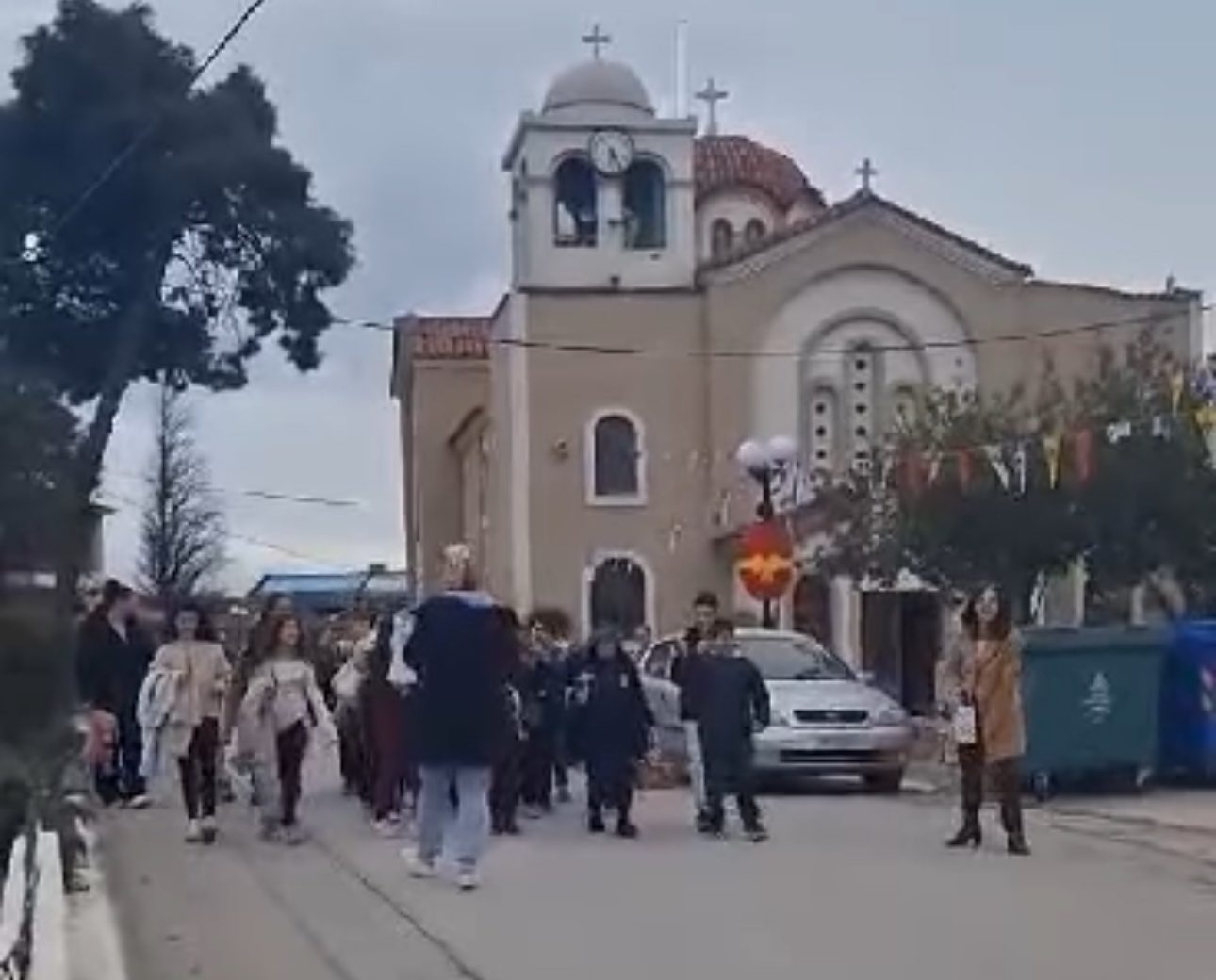 Εύβοια: Παιδιά έδωσαν ζωντάνια στο χωριό τραγουδώντας τα Κάλαντα του Λαζάρου (vid)