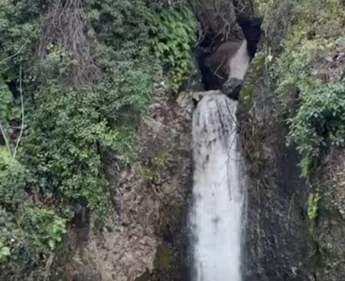 Εύβοια: Φούσκωσε καταρράκτης μετά την κακοκαιρία, εντυπωσιακό θέαμα (vid)