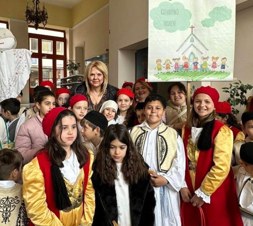 Χαλκίδα: Η δήμαρχος άνοιξε την αγκαλιά της στα παιδιά που έψαλαν τα κάλαντα του Λαζάρου