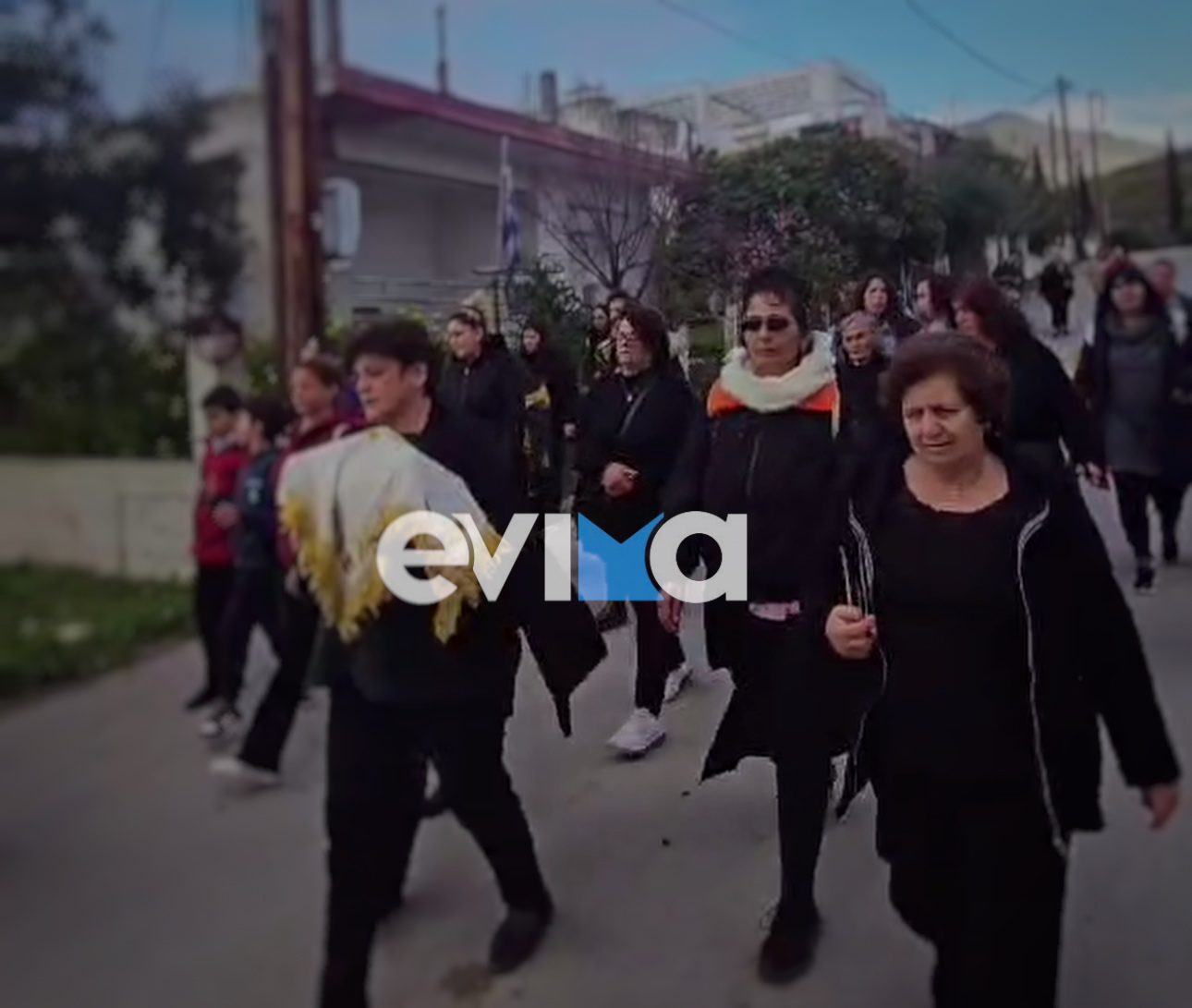 Ρίγη συγκίνησης στην Εύβοια: Μετέφεραν με τα πόδια τα λείψανα του Οσίου Δαυίδ στο χωριό τους (vid)