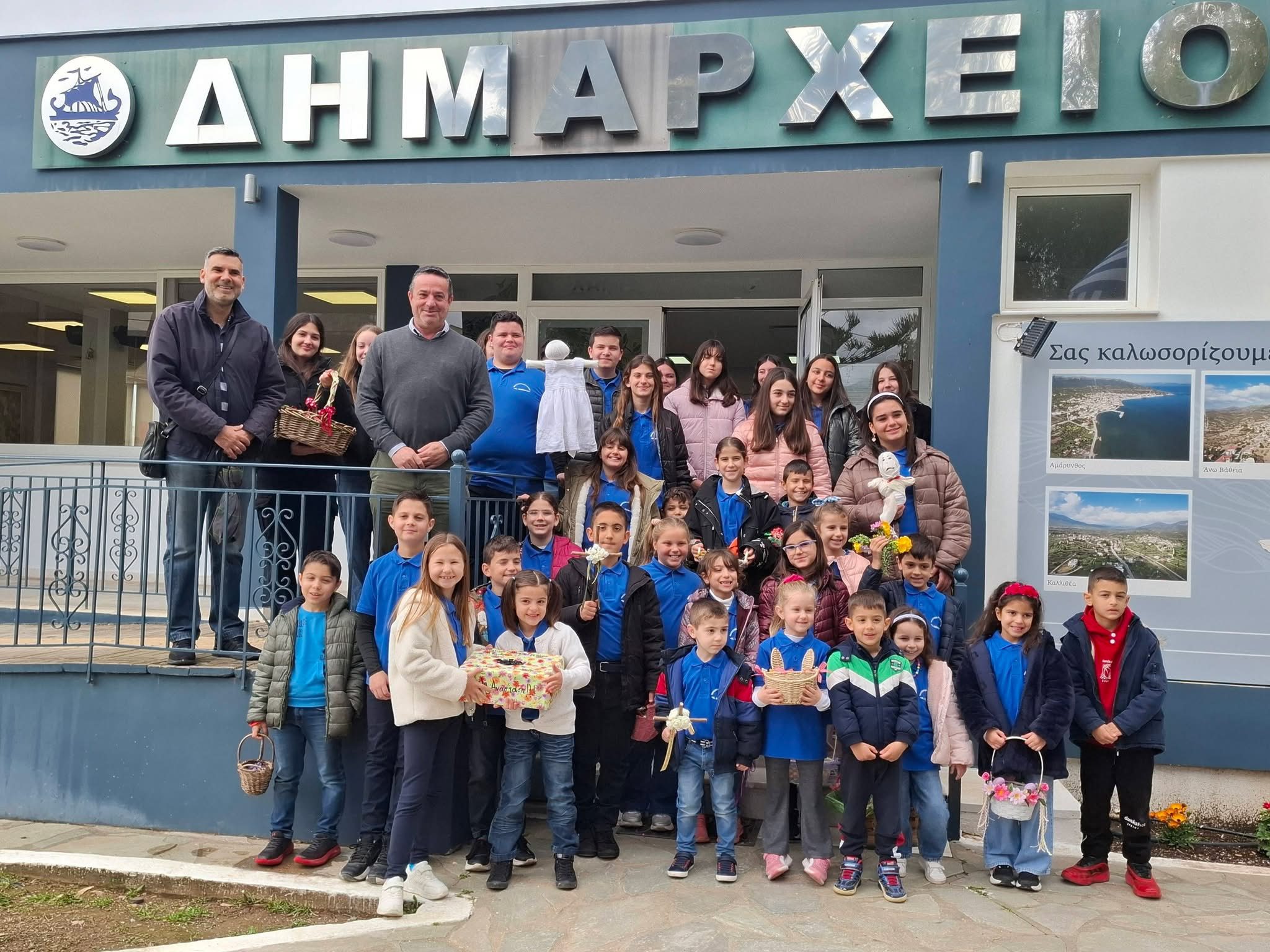 Ερέτρια: Παιδικές φωνές γέμισαν το δημαρχείο και την πόλη με τα κάλαντα του Λαζάρου