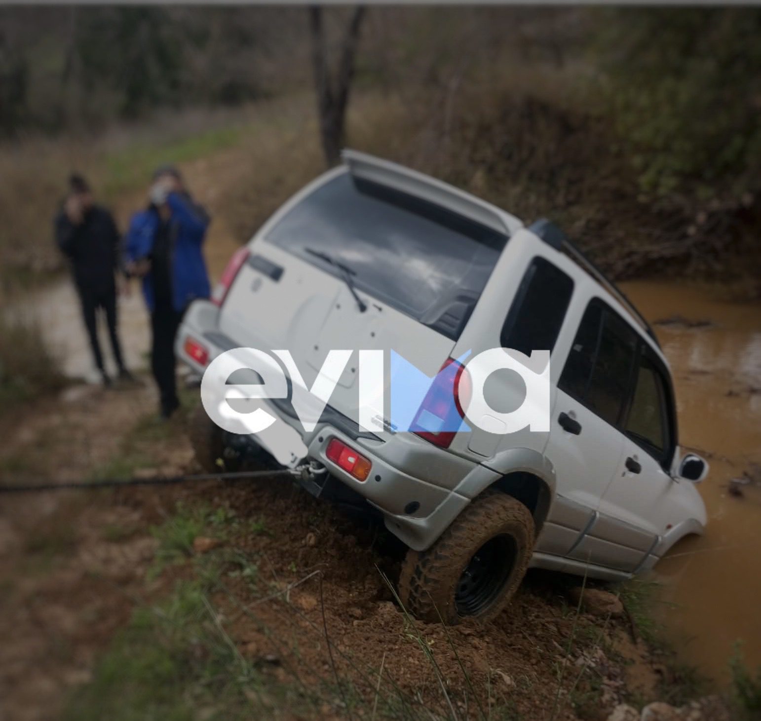 Σοκαριστικό τροχαίο στην Εύβοια: Τζιπ με τέσσερις επιβάτες έπεσε σε ρέμα (pics)