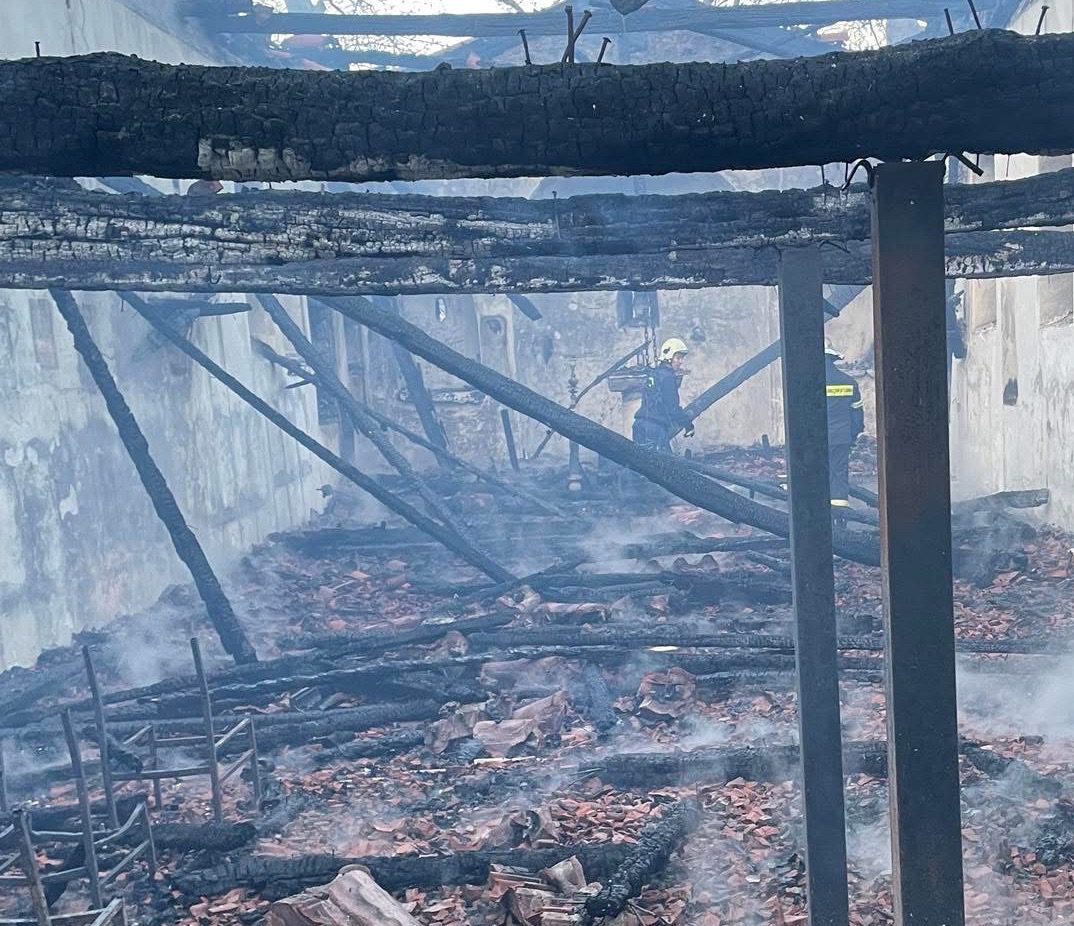 Αχαΐα: Φωτιά σε εκκλησία στην Αιγείρα – Κάηκε ολοσχερώς ο ναός