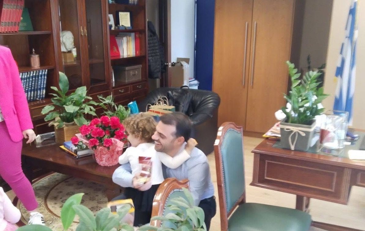 Εύβοια – Η πιο όμορφη εικόνα του Πάσχα: Ένα παιδί στην αγκαλιά του Δημάρχου