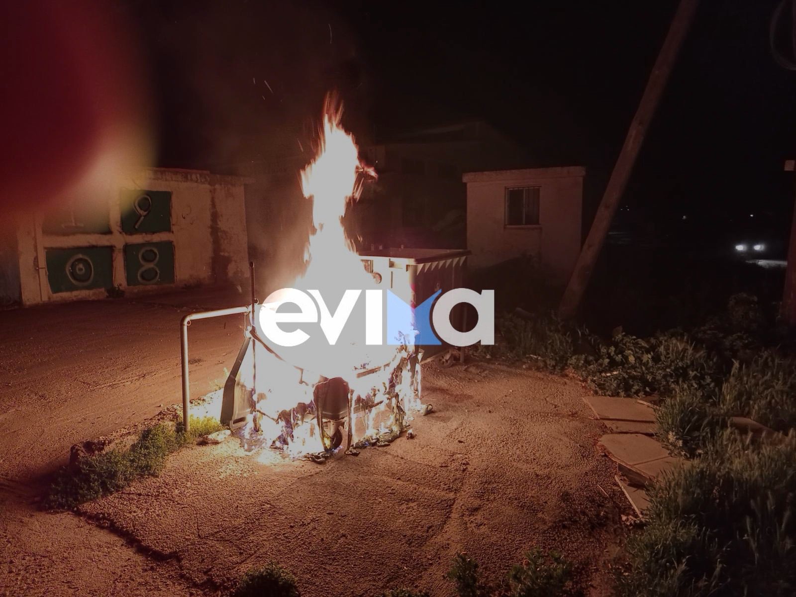 Συναγερμός τη νύχτα στην Κάρυστο: Κάδος τυλίχθηκε στις φλόγες – Εικόνες