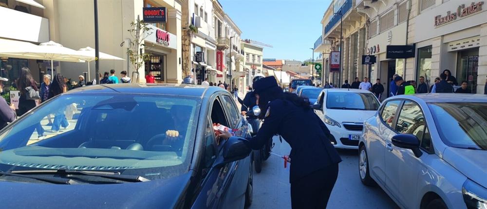 Χανιά: Η Τροχαία έκανε έλεγχο στους οδηγούς και τους μοίρασε… λαμπάδες (εικόνες)
