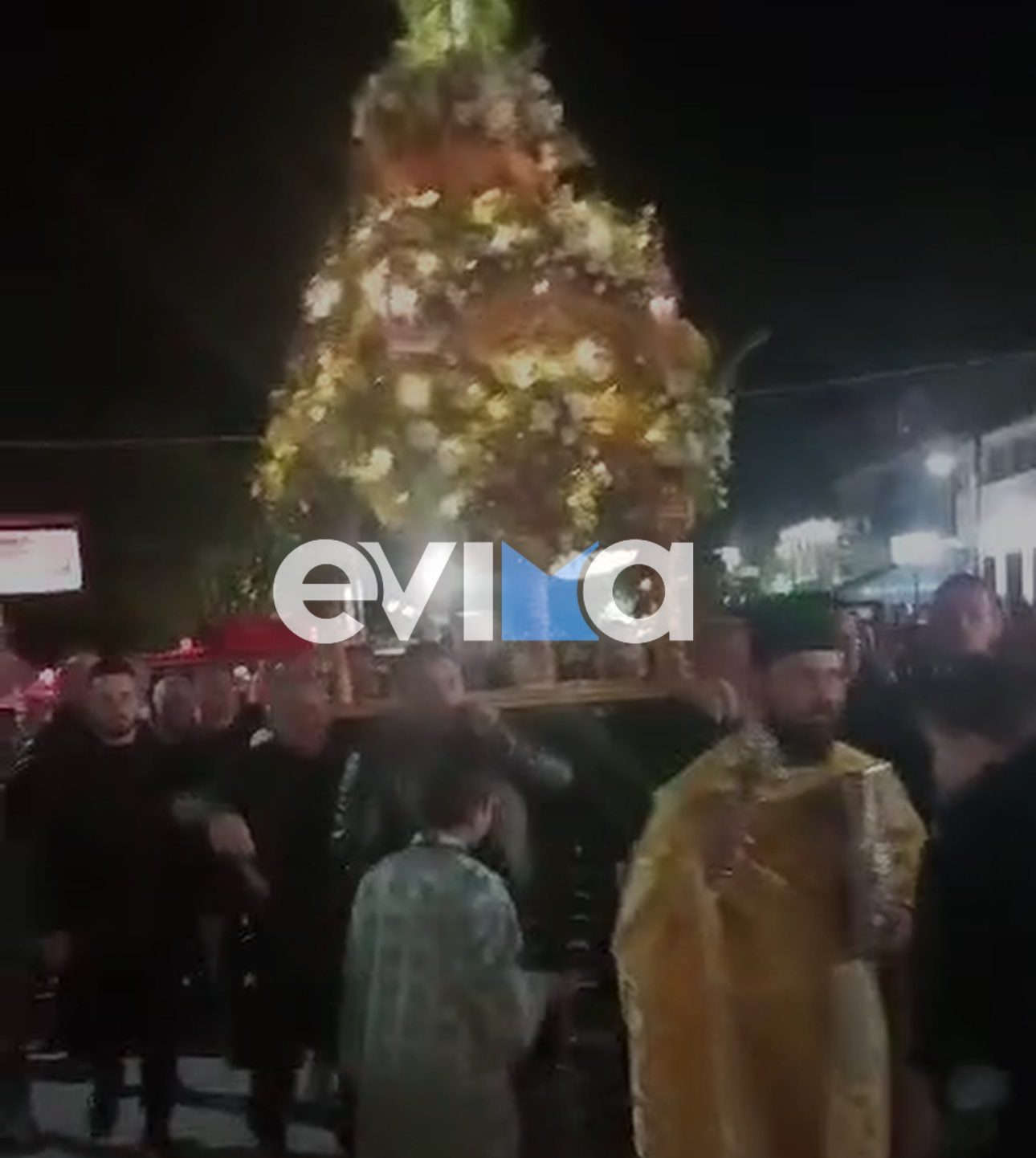 Κατάνυξη και πλήθος κόσμου στην περιφορά των Επιταφίων στην Ερέτρια