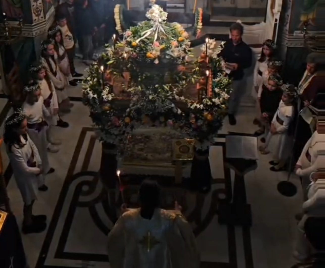 Εύβοια: Συγκινητικό βίντεο, περιφορά Επιταφίου από μυροφόρες και χορωδία