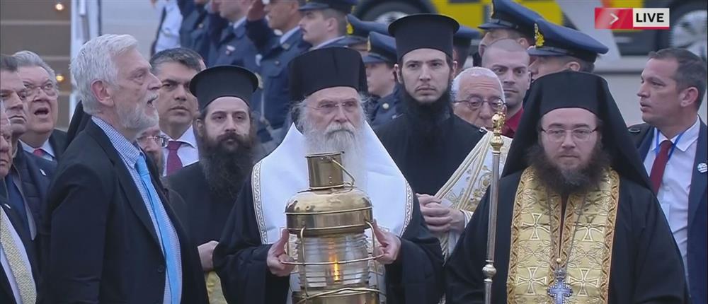 Έφτασε το Άγιο Φως στην Ελλάδα