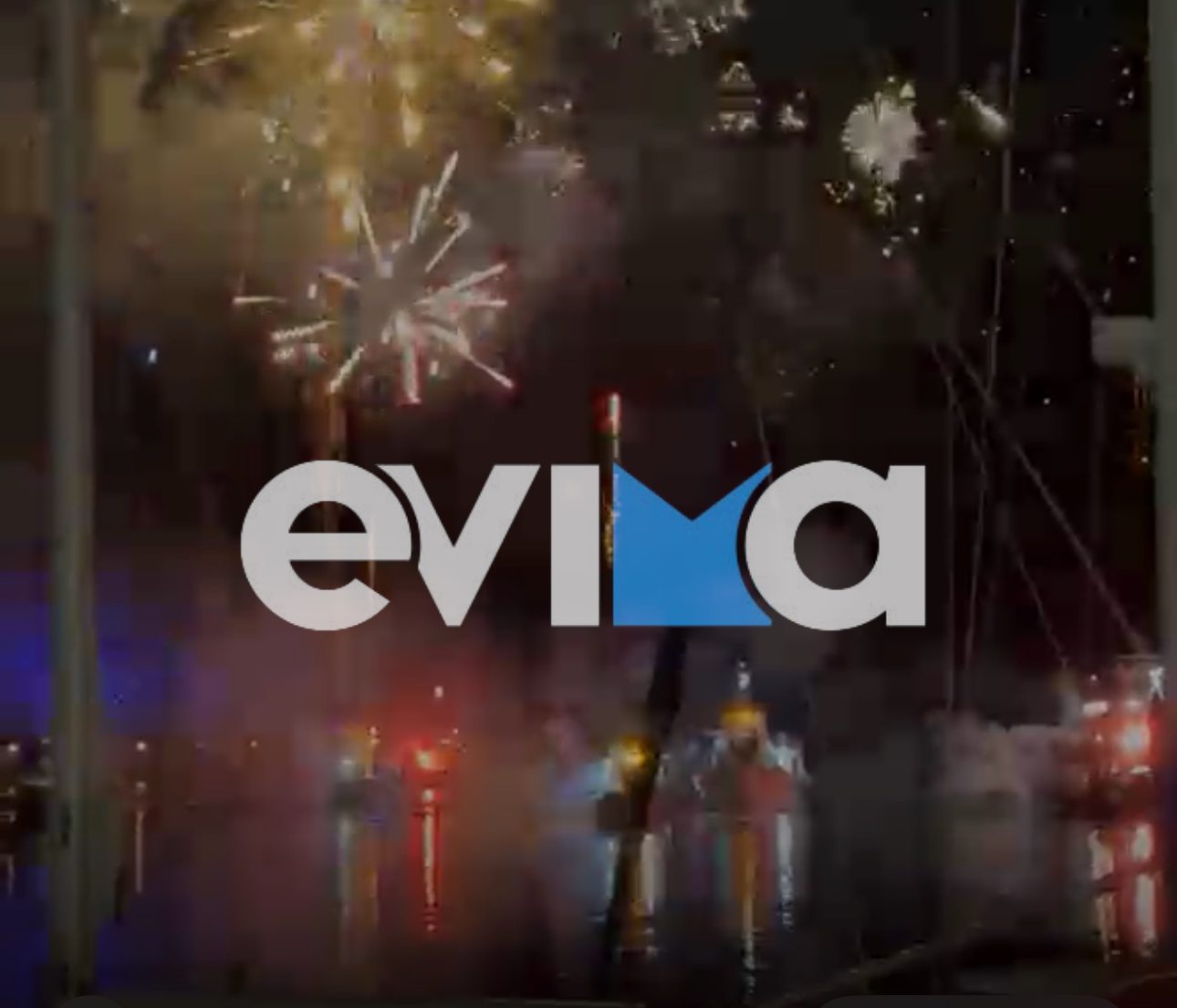 Εύβοια: Φαντασμαγορική υποδοχή! Με καΐκι το Άγιο Φως στο λιμάνι της Καρύστου