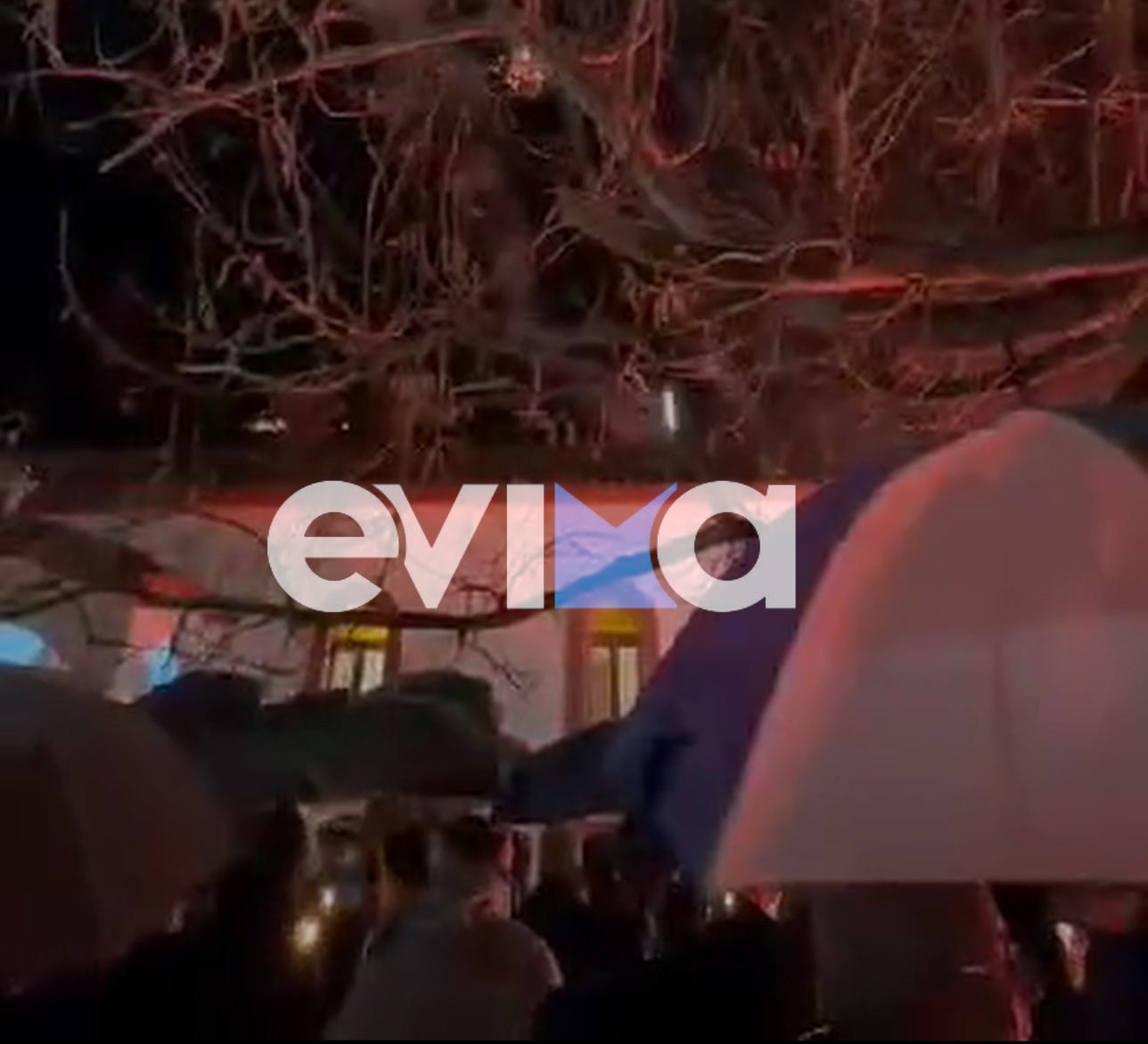 Ανάσταση με βροχή έκαναν στην Εύβοια! Παρόλα αυτά πλημμύρισαν οι ναοί