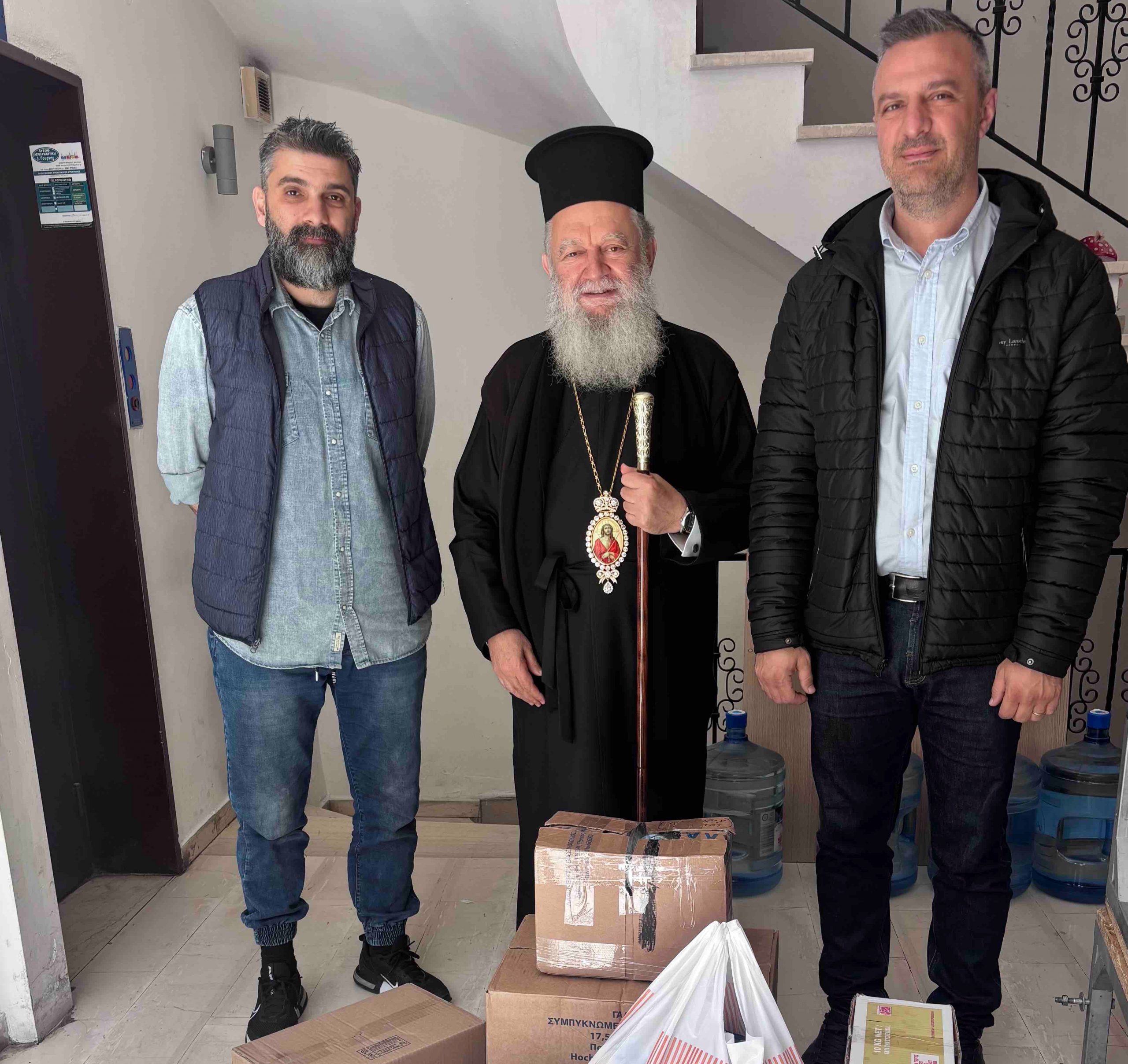 Εύβοια: Συγκινούν ξανά οι αστυνομικοί! Παρέδωσαν τρόφιμα σε οικογένειες που έχουν ανάγκη