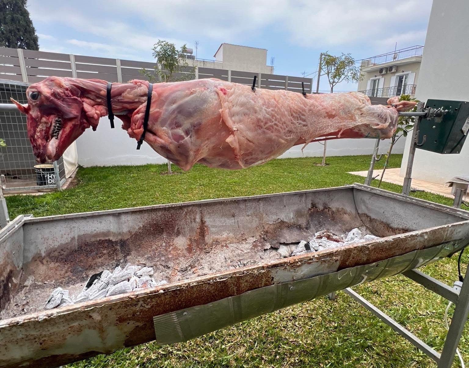 Κυριακή του Πάσχα: Οι σούβλες έχουν πάρει φωτιά σε κάθε γωνιά της Εύβοιας