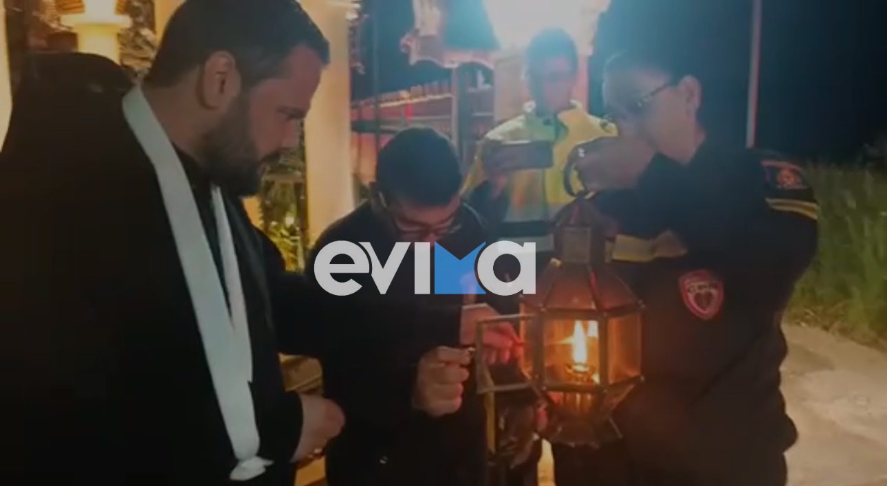 Συγκίνηση στην Εύβοια: Ιεροδιάκονος παραλαμβάνει το Άγιο Φως με τραυματισμένο χέρι