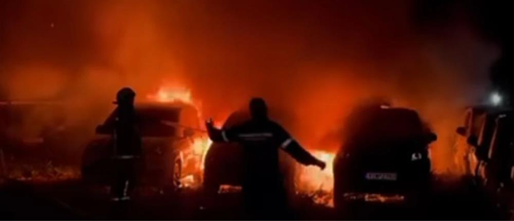 Ηράκλειο: Φωτιά σε επιχείρηση ενοικιαζόμενων αυτοκινήτων – Καταστράφηκαν 18 οχήματα