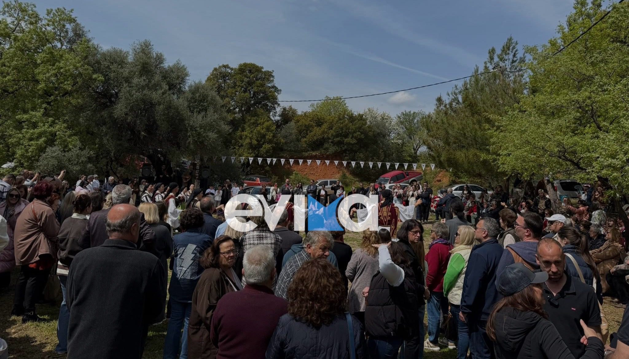 Αναβίωσε και φέτος το έθιμο της Καζανίτσας σε βυζαντινό εξωκλήσι της Εύβοιας