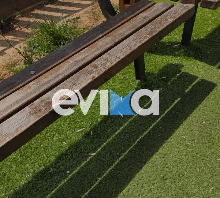 Εύβοια: Εικόνες ντροπής σε παιδική χαρά! Πετούν αποτσίγαρα και σκουπίδια