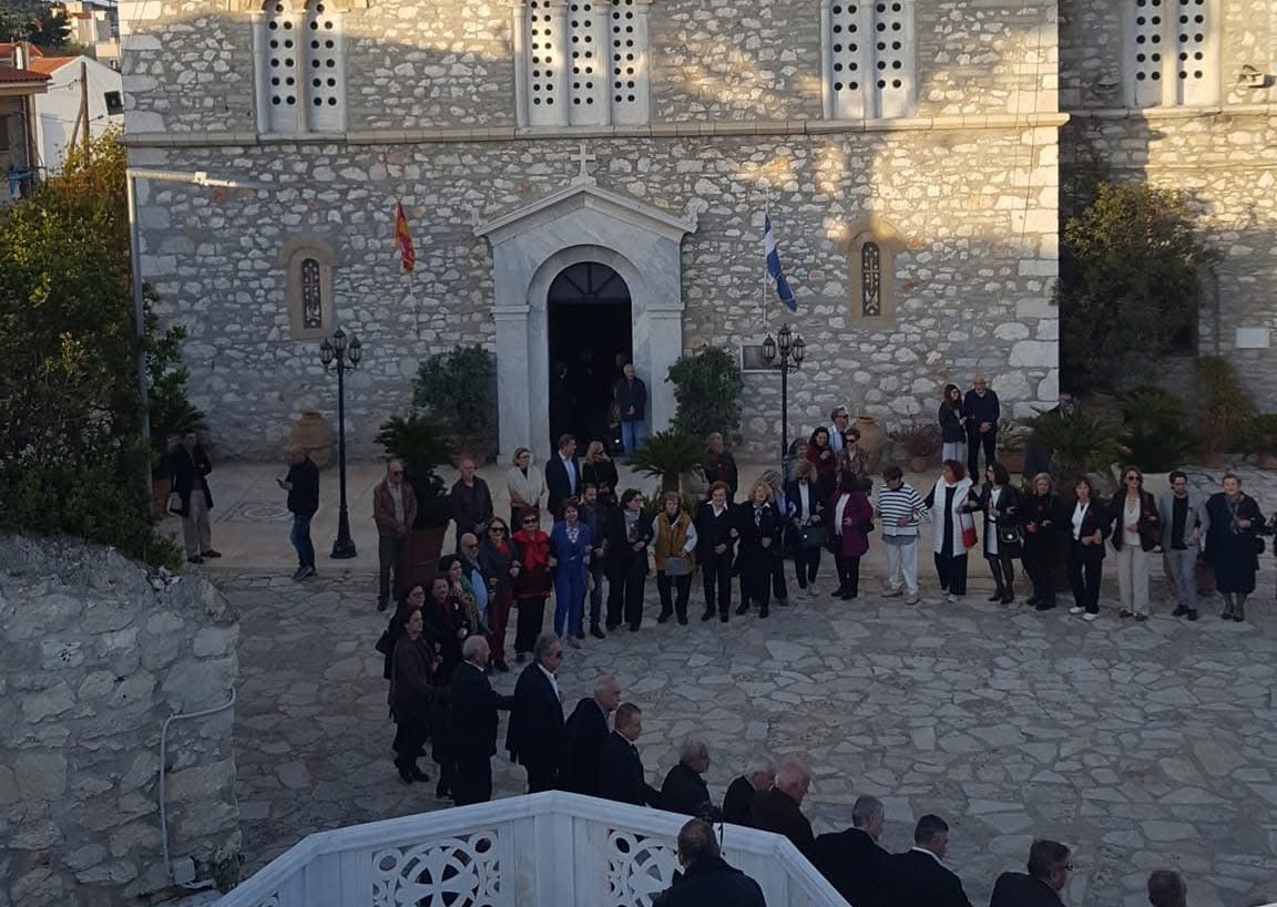 Εύβοια: Χόρεψαν και φέτος το χορό της Καμάρας στο προαύλιο εκκλησίας