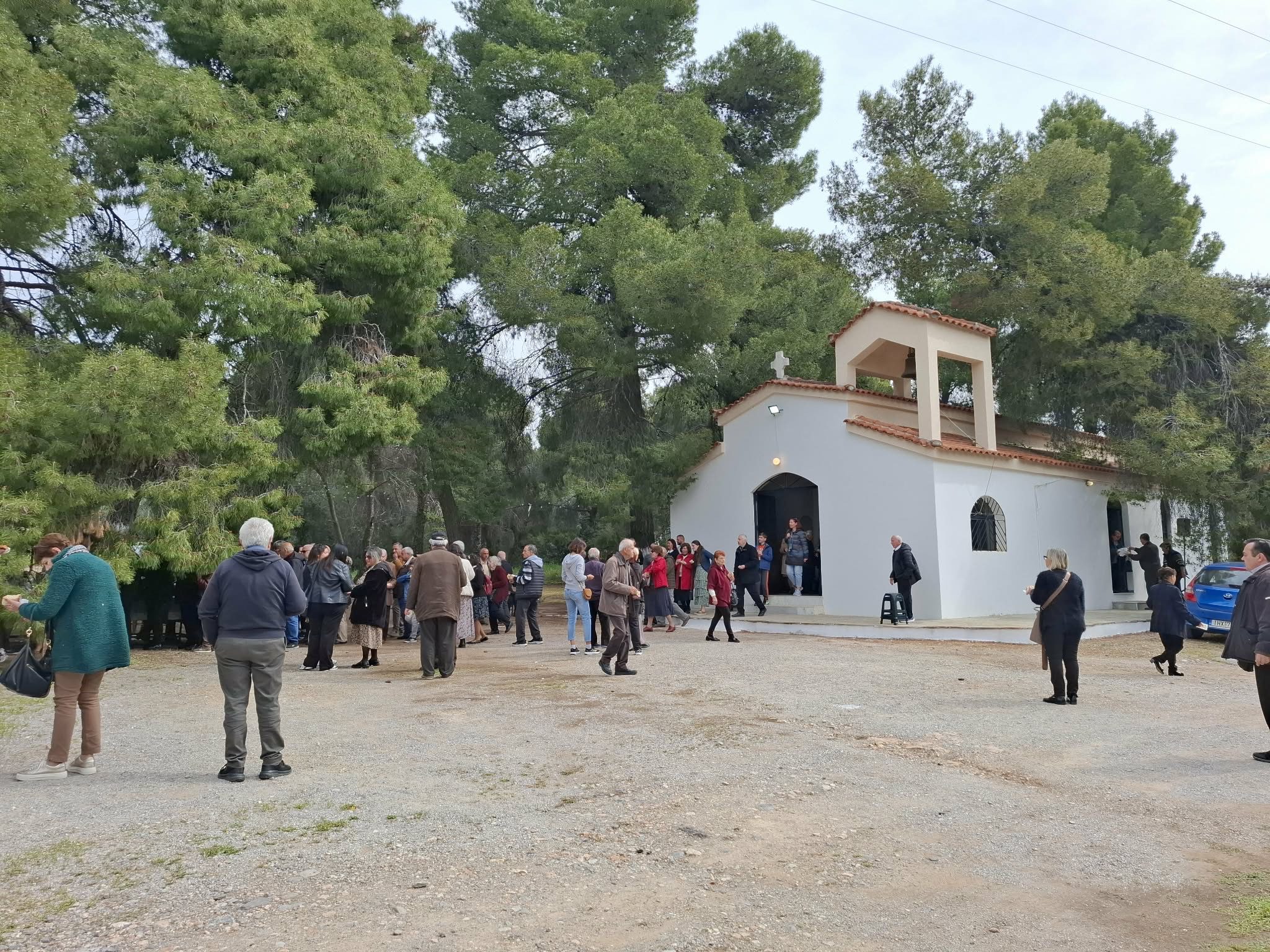 Ρίγη συγκίνησης στην Εύβοια: Γέμισε πιστούς το ξωκλήσι των Αγίων Ραφαήλ Νικολάου και Ειρήνης