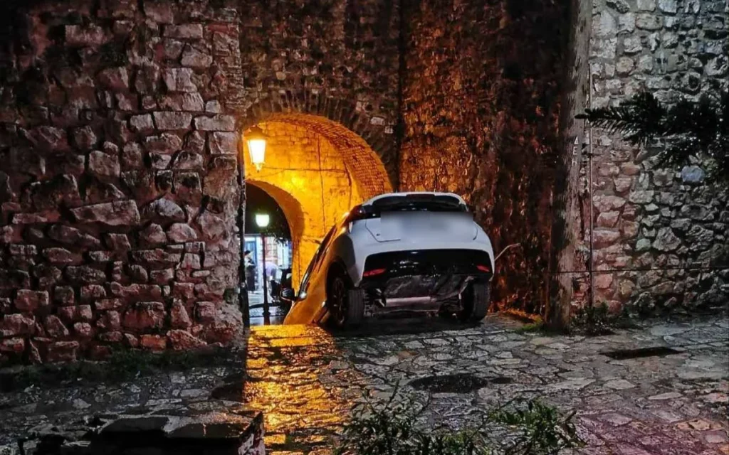 Ιωάννινα: ΙΧ «σφήνωσε» στα σκαλιά του Κάστρου!