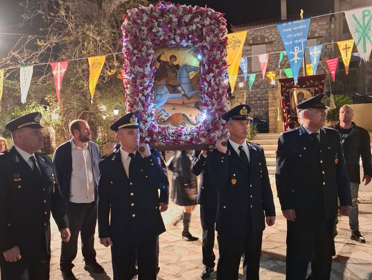 Ρίγη συγκίνησης στην Εύβοια: Πυροσβέστες σήκωσαν στους ώμους την εικόνα του Αγίου Γεωργίου (pics)