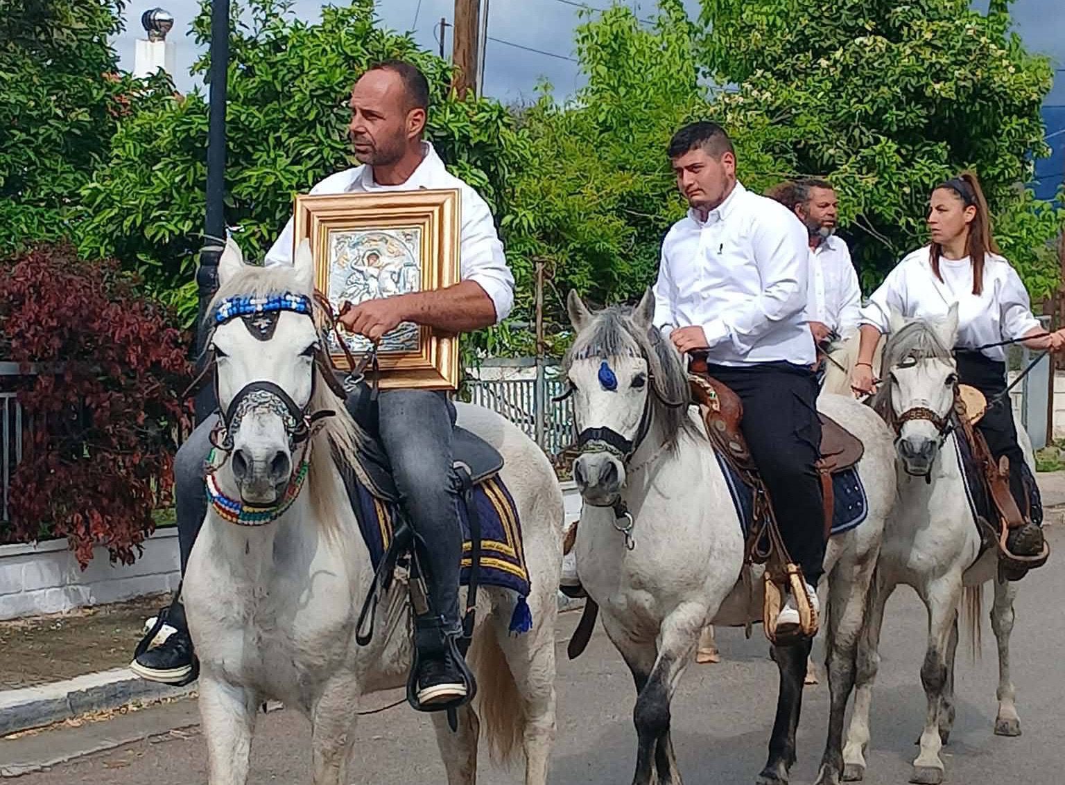 Εύβοια: Καβαλάρηδες έκαναν την περιφορά της εικόνας του Αγίου Γεωργίου στις Ροβιές (pics)