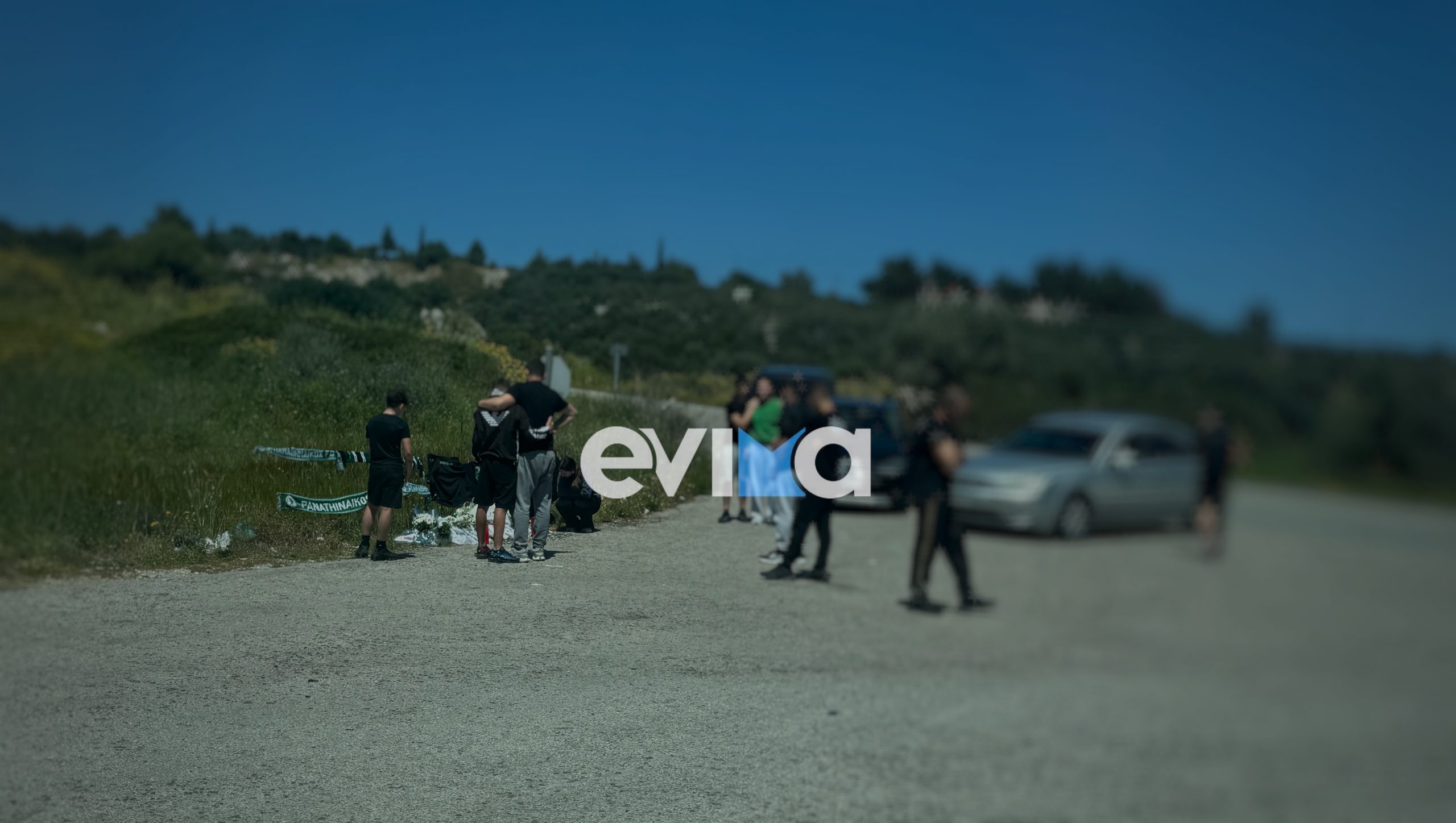 Εύβοια: Φίλοι του 17χρονου στο σημείο της τραγωδίας- Αφήνουν λουλούδια και κασκόλ του ΠΑΟ