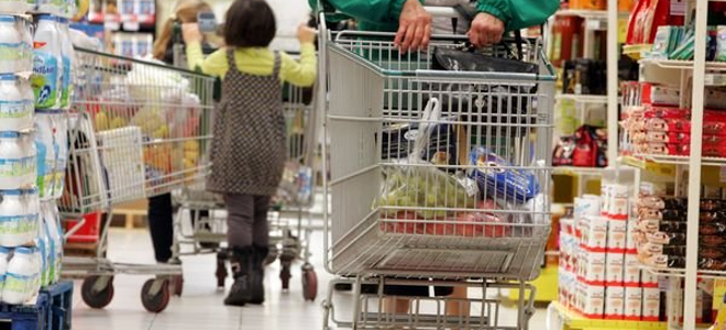 Τρόφιμα, καύσιμα, ενέργεια γονατίζουν τους καταναλωτές