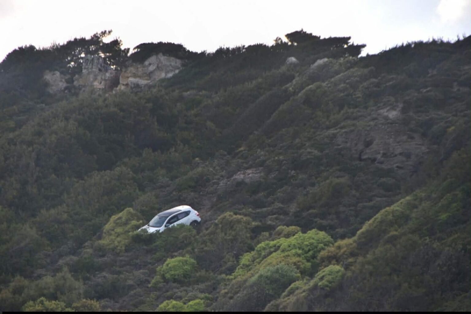 Ρόδος: 45χρονος προσπάθησε να ρίξει αυτοκίνητο με τη εν διαστάσει σύζυγο και το παιδί του σε γκρεμό