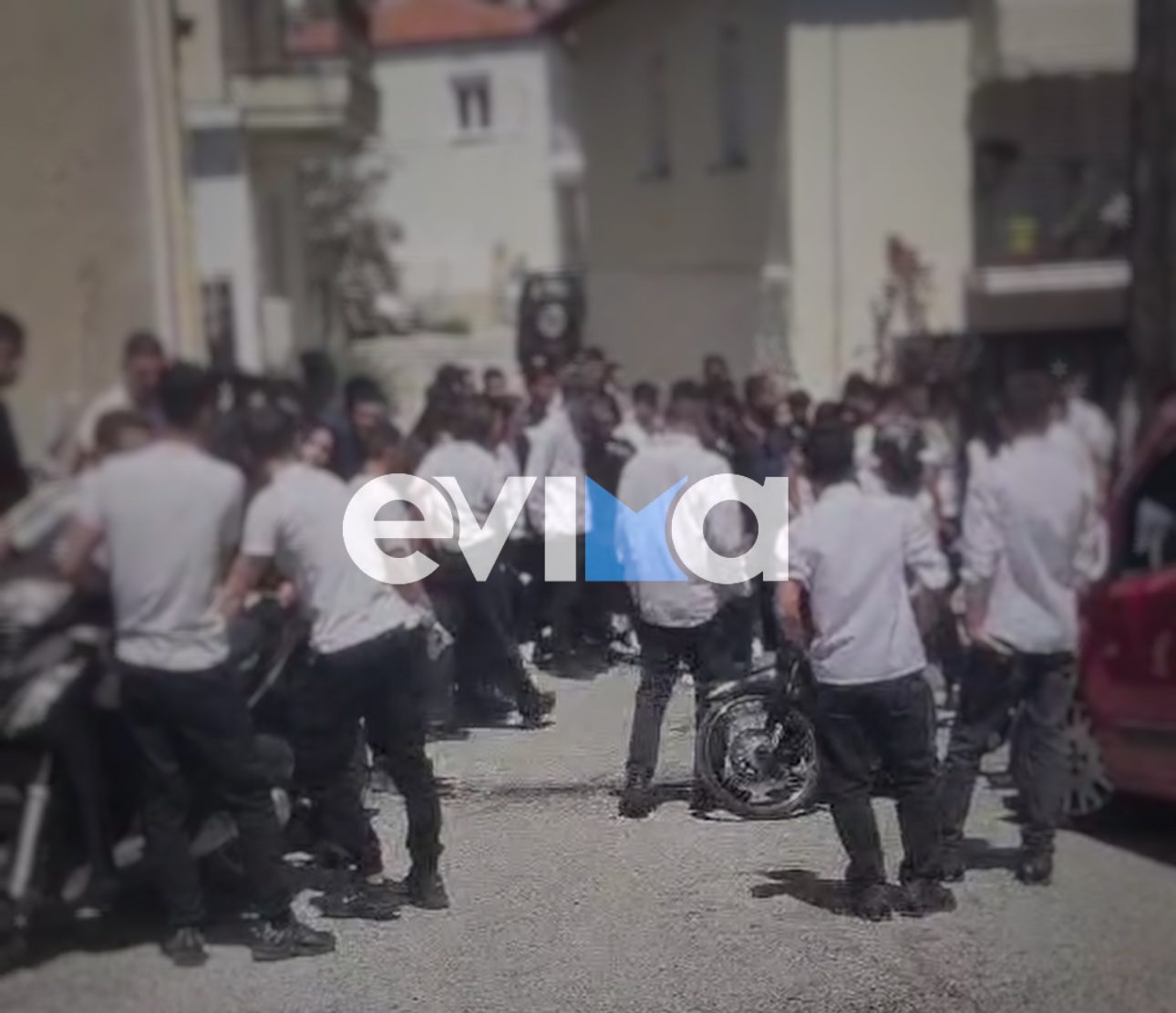 Εύβοια: Σπαραγμός στο τελευταίο «αντίο» του 17χρονου – Βουβός πόνος στο Αλιβέρι (vid)