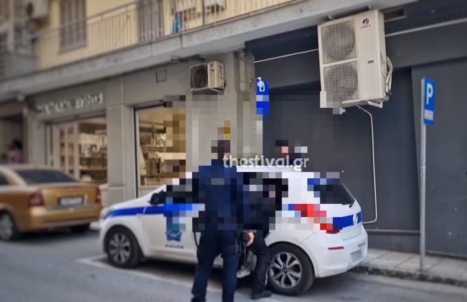 Μπόμπιρας σήμανε συναγερμό: Βγήκε στο μπαλκόνι και πετούσε αντικείμενα στο δρόμο