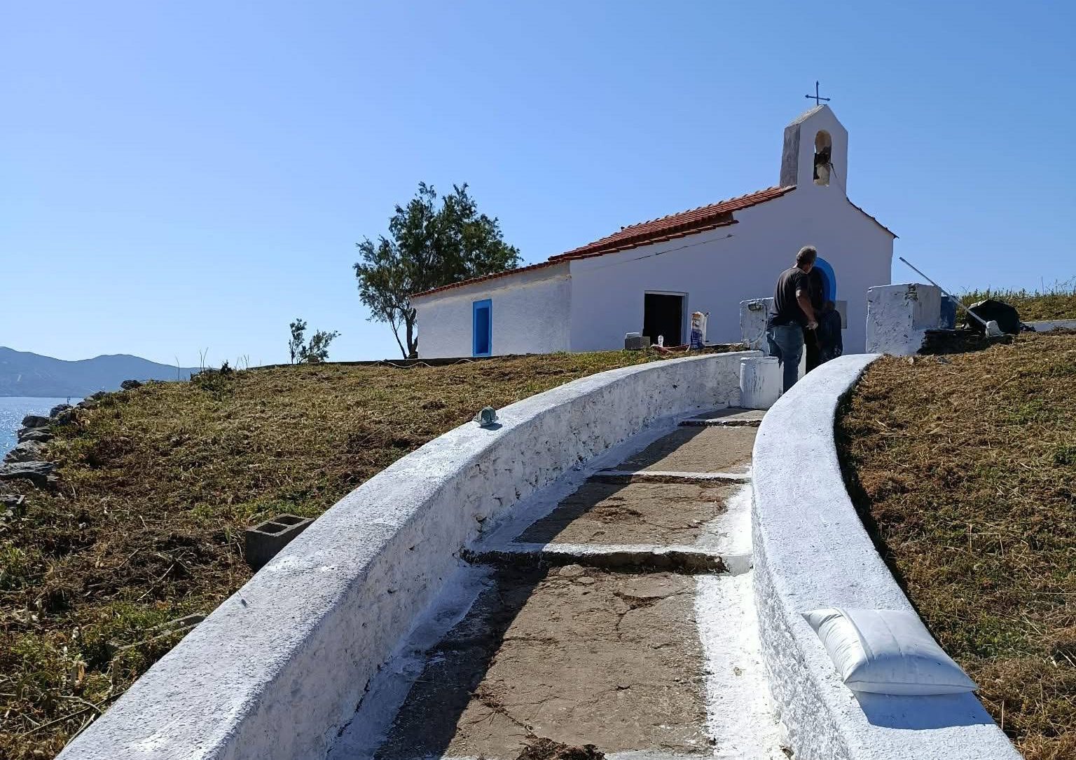 Κάρυστος: Έφτασαν με καΐκι σε ξωκλήσι που γιορτάζει και το έκαναν λαμπίκο!