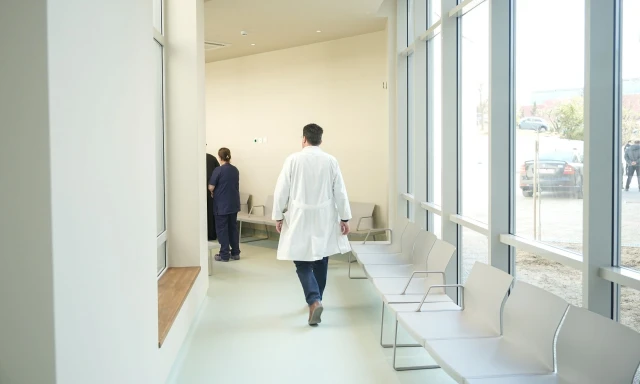 Νεαρή κοπέλα νοσηλεύεται στη ΜΕΘ με μικροβιακή μηνιγγίτιδα