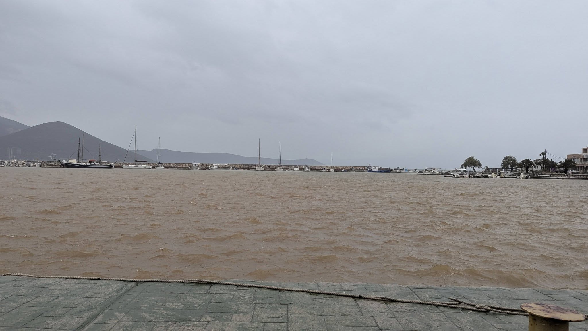 Εύβοια σε κλοιό κακοκαιρίας: Θάλασσα έγινε καφέ από φερτά υλικά (εικόνες)